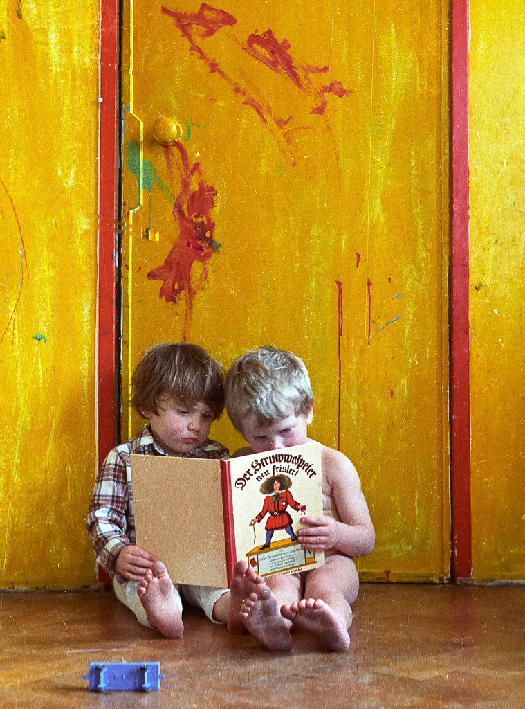 027-1970-148 | Szene aus einem von Studenten gegründeten Kinderladen in Kiel 1970. Die Kinderläden, die um 1970 flächendeckend in Westdeutschland existierten, waren ein Ergebnis der 68er-Bewegung mit ihrer Forderung nach antiautoritärer Erziehung. - Realisiert mit Pictrs.com