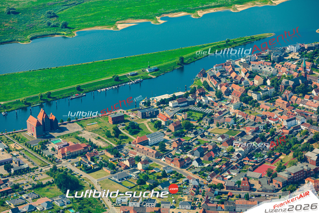 Bild der Stadt Wittenberge - Die Luftaufnahme wurde 2025 vom UL-Flugzeug heraus erstellt ( keine Drohne ) - Hochauflösende Luftaufnahme - für professionelle Ausdrucke geeignet. Die Geschenkidee !Hier alle&nbsp;Infos zur Lizenzierung der LuftaufnahmeWir fliegen auch dieses Jahr wieder in Ihre Region um Luftbilder zu erstellen.- Luftbild anfragen