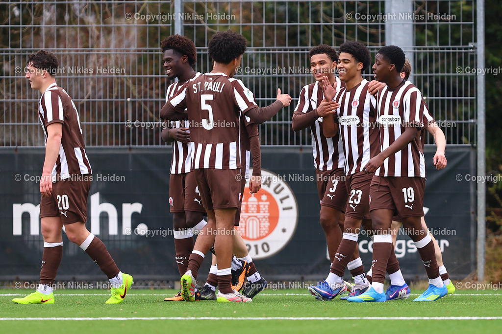 NH_FCStPauliU19_SGDynamoDresdenU19_DFBNachwuchsliga_28032026 | #23 Jack Wardius (FC St. Pauli U19) bejubelt mit seinen Teamkollegen seinen Treffer zum 2:0.Fußball I Junioren I U19 DFB-Nachwuchsliga Hauptrunde Liga B, Gruppe B I Saison 2025-2026 I 7. Spieltag I FC St. Pauli U19 - SG Dynamo Dresden U19 I 28.03.2026 I Sportplatz Brummerskamp