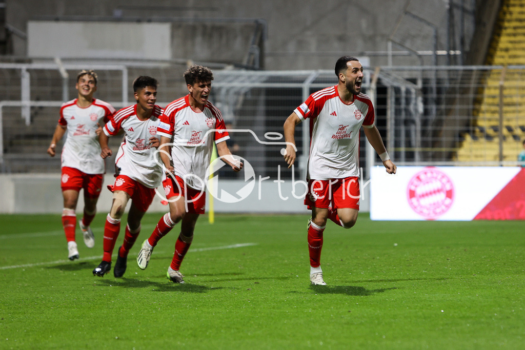 FC Bayern Amateure - FC Memmingen | Grenzenloser Jubel nach dem Treffer zum 4-2 druch Dion BERISHA (FCB #11) / Freude / Tor / Torschuetze