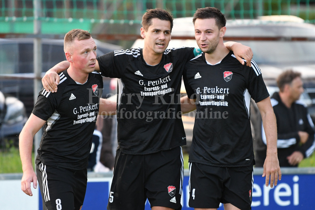  TSV Seebach : ASV Burglengenfeld | Freude über den Sieg gegen den ASV Burglengenfeld v.l. Simon Weber (TSV Seebach #8) Torschütze Kilian Schwarzmueller (TSV Seebach #5) und Timo Sokol (TSV Seebach #4) Neuzugang SV Erlbach - Realisiert mit Pictrs.com
