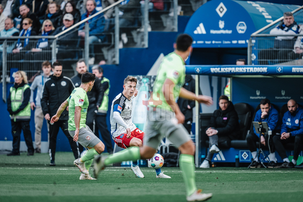 Fußball | Männer | Saison 2023/2024 | 2. Fußball-Bundesliga | 26. Spieltag | Hamburger SV vs. SV Wehen Wiesbaden | 17.03.2024 | Miro Muheim (#28, HSV) am Ball