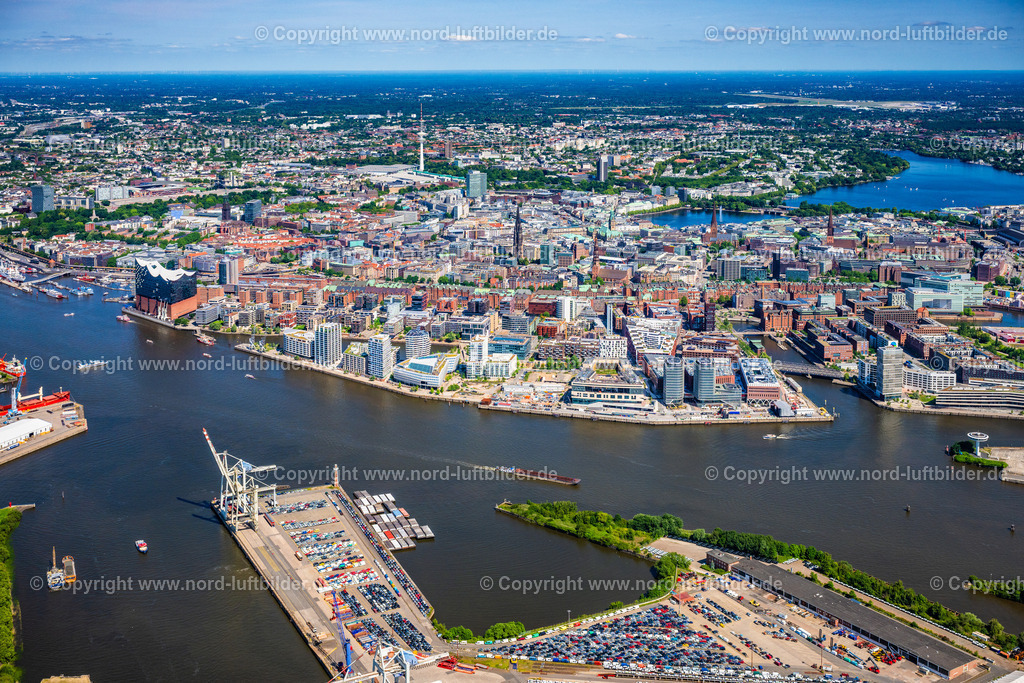 Hamburg_Strandkai_Chicargokai_Westfield_Hafencity_ELS_0699200625 | HAMBURG 20.06.2025 Gebäudekomplexedes am Überseequartier am Chicagokai - Osakaallee im Bereich des ehemaligen Grasbrooks im Ortsteil Hafencity in Hamburg, Deutschland. Weiterführende Informationen bei: CHRISTIAN DE PORTZAMPARC,  Depenbrock Bau GmbH & Co. KG,  F + Z Baugesellschaft, Zweigniederlassung der Hecker Bau GmbH & Co. KG,  Stump-Franki Spezialtiefbau GmbH,  Unibail-Rodamco Germany GmbH,  Unibail-Rodamco ÜSQ Süd Quartiersmanagement GmbH. // Building complex at the Ueberseequartier on Chicagokai - Osakaallee in the area of the former Grasbrook in the Hafencity district of Hamburg, Germany. Further information at: CHRISTIAN DE PORTZAMPARC,  Depenbrock Bau GmbH & Co. KG,  F + Z Baugesellschaft, Zweigniederlassung der Hecker Bau GmbH & Co. KG,  Stump-Franki Spezialtiefbau GmbH,  Unibail-Rodamco Germany GmbH,  Unibail-Rodamco UeSQ Sued Quartiersmanagement GmbH. Foto: Martin Elsen