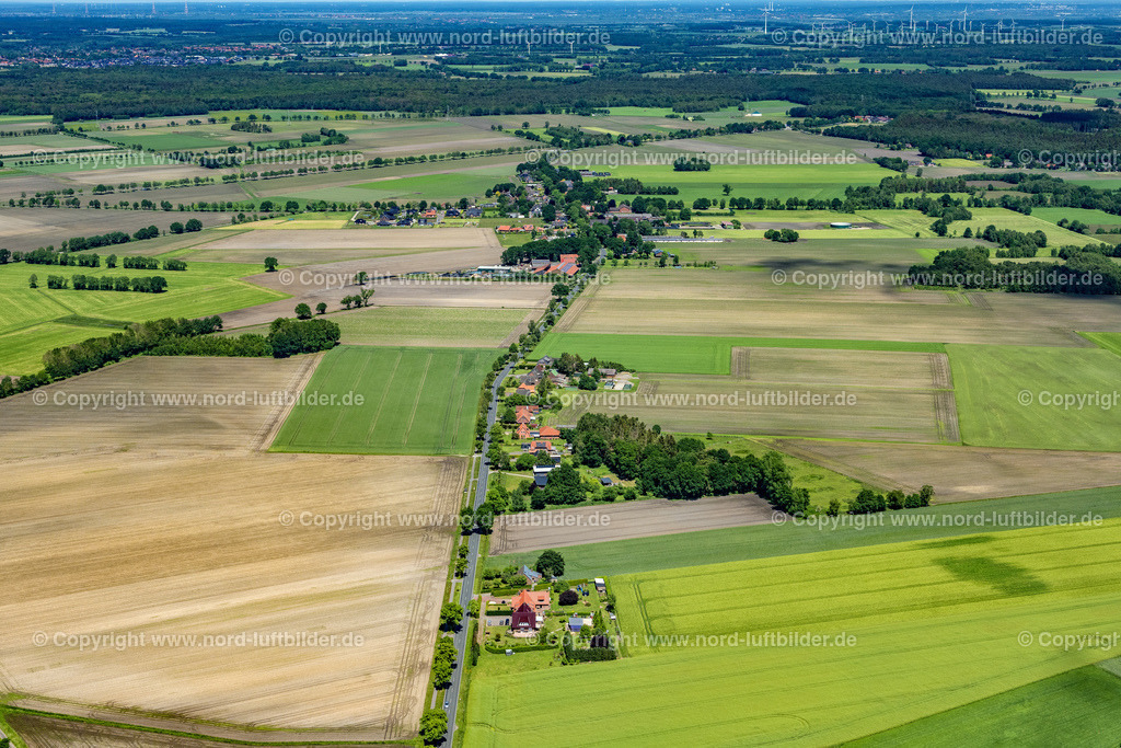 Ahrensmoor_ELS_7087030622 | AHLERSTEDT 03.06.2022 Ortsansicht der Straßen und Häuser der Wohngebiete in Ahrensmoor West im Bundesland Niedersachsen, Deutschland. // Town View of the streets and houses of the residential areas in Ahrensmoor West in the state Lower Saxony, Germany. Foto: Martin Elsen
