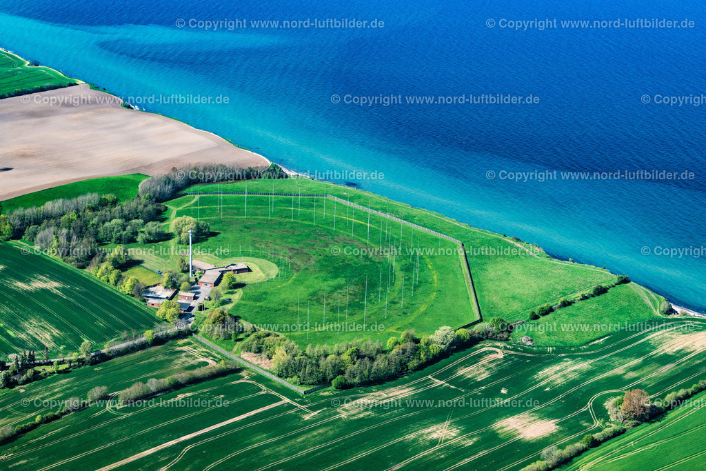 Marinefunkempfangsstelle_Schwedeneckstohl_ELS_6275010524 | SCHWEDENECK 01.05.2024 Stahlmast- Funkturm und Fernmeldeturm- Sendeanlage als Grundnetzsender an der Eckernförder Straße im Ortsteil Stohl in Schwedeneck im Bundesland Schleswig-Holstein, Deutschland. // Steel mast funkturm and transmission system as basic network transmitter on street Eckernfoerder Strasse in the district Stohl in Schwedeneck in the state Schleswig-Holstein, Germany. Foto: Martin Elsen