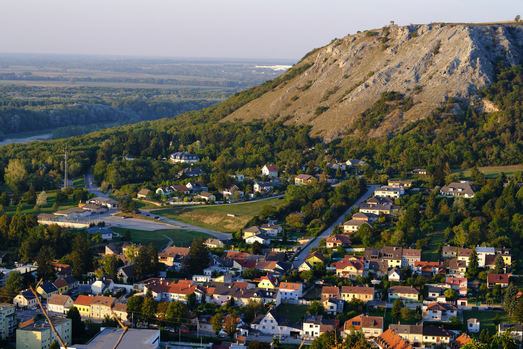 Blick auf Hainburg mit Braunsberg | Hainburg an der Donau, Austria - September 28, 2023: Blick auf Hainburg mit Braunsberg im Abendlicht. - Realisiert mit Pictrs.com