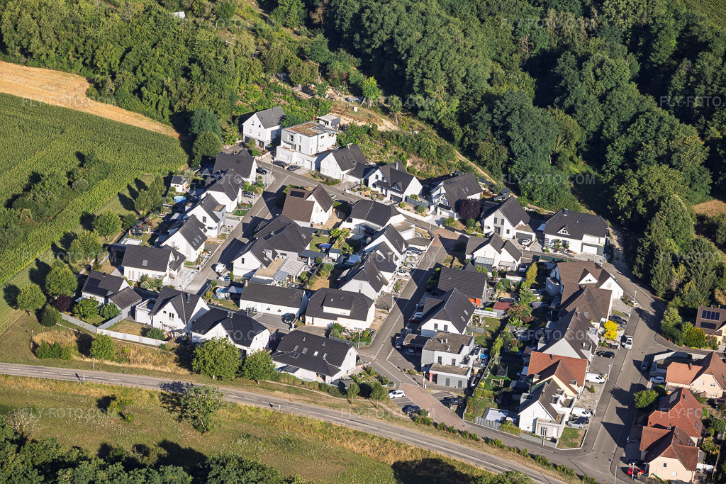 Aerial view: Neubaugebiet Rue des Vendanges in Mothern in the state Bas-Rhin, France. – Photo: IMG_158173.jpg taken on 07/25/2026 by Werner Riehm/FLY-FOTO.com – Resolution of the original: 6000 x 4000 px