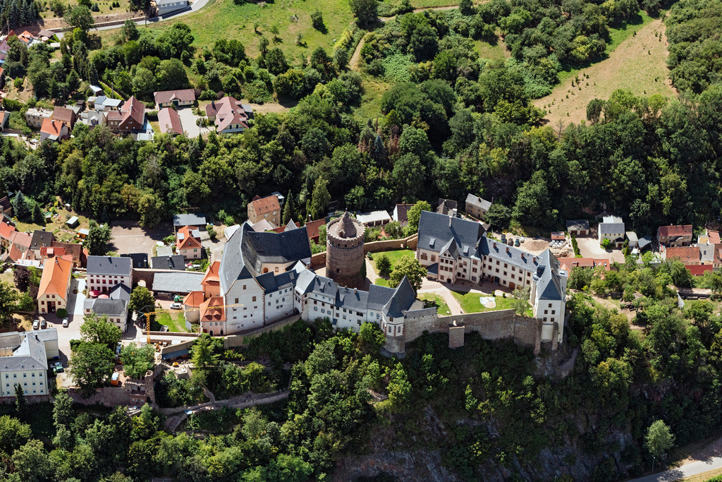 dr__0030484.jpg | LEISNIG 24.07.2019 Blick auf die Burg Mildenstein in Leisnig im Bundesland Sachsen. Das Schloss , das im 10. Jahrhundert errichtet wurde, ist Eigentum des Freistaates Sachsen und wird von dem Staatsbetrieb „Staatliche Schlösser, Burgen und Gärten Sachsen" verwaltet. Die Höhenburg wird seit 1890 als Museum durch den Leisniger Geschichts- und Altertumsverein genutzt. // View of the castle Mildenstein in Leisnig in Saxony. The castle, which was built in the 10th Century, is the property of the Free State of Saxony and is administered by the state enterprise "State Palaces, Castles and Gardens of Saxony." The hill fort has been used since 1890 as a museum by the Leisniger history and ancient society. Foto: Daniel Reiter