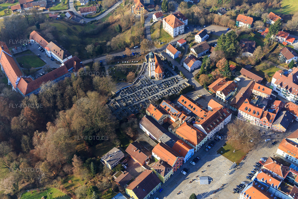 Luftbild: Stadtplatz über der Friedhofskirche St. Michael im Ortsteil Bad Griesbach in  Rottal in Bad Griesbach im Rottal im Bundesland Bayern in Deutschland. Foto: IMG_096018.jpg vom 29.12.2016 durch Werner Riehm/FLY-FOTO.de