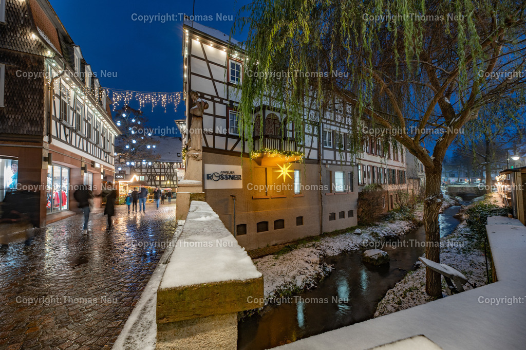 DSC_3212 | Winter in Bensheim , hier die Mittelbrücke mit Blickrichtung in die Altstadt , und die Lauter mit leichten "Zuckerguss" aus Schnee an ihren Ufern, , Bild: Thomas Neu