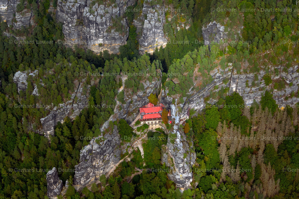 4060661 | HRENSKO 07.09.2021 Sandsteinfelsen " Prebischtor " in Hrensko in Ustecky kraj - Aussiger Region, Tschechien. // Rock massif and rock formation " Prebischtor " (Pravcicka brana) in Hrensko in Ustecky kraj - Aussiger Region, Czech Republic. Foto: Gerhard Launer