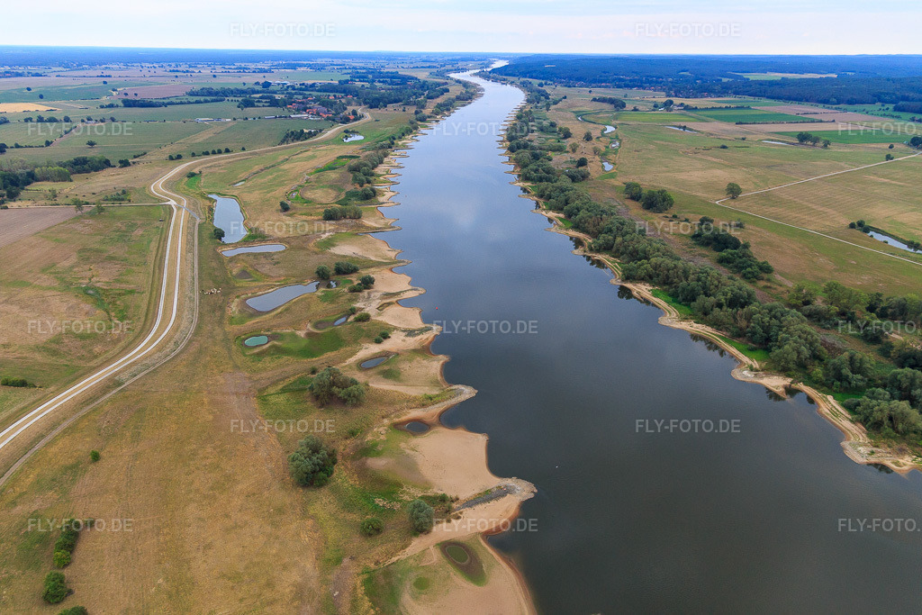 Luftbild: Verlauf der Elbe aus Osten mit vielen Buhnen im Ortsteil Konau in Amt Neuhaus im Bundesland Niedersachsen in Deutschland. Foto: IMG_109991.jpg vom 15.08.2018 durch Werner Riehm/FLY-FOTO.de