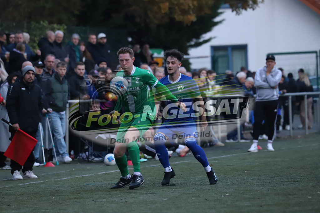 Bünder SV - TuS Bruchmühlen | Auf dem Bild zu sehen: grün Bünder SV: Tobias Zwiener ; blau TuS Bruchmühlen: Fabian SchäferBünder SV, TuS Bruchmühlen, Saison 25/26, Kreisliga A, Bünde, Deutschland - Realisiert mit Pictrs.com