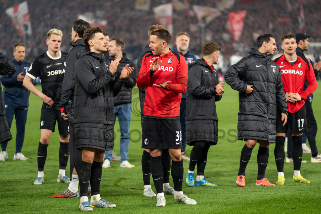 VfB Stuttgart vs. SC Freiburg, Fussball, DFB-Pokal, Halbfinale, 23.04.2026 | SC Freiburg Spieler bedanken sich bei den Fans,VfB Stuttgart vs. SC Freiburg, Fussball, DFB-Pokal, Halbfinale, 23.04.2026DFB regulations prohibit any use of photographs as image sequences and/or quasi-video