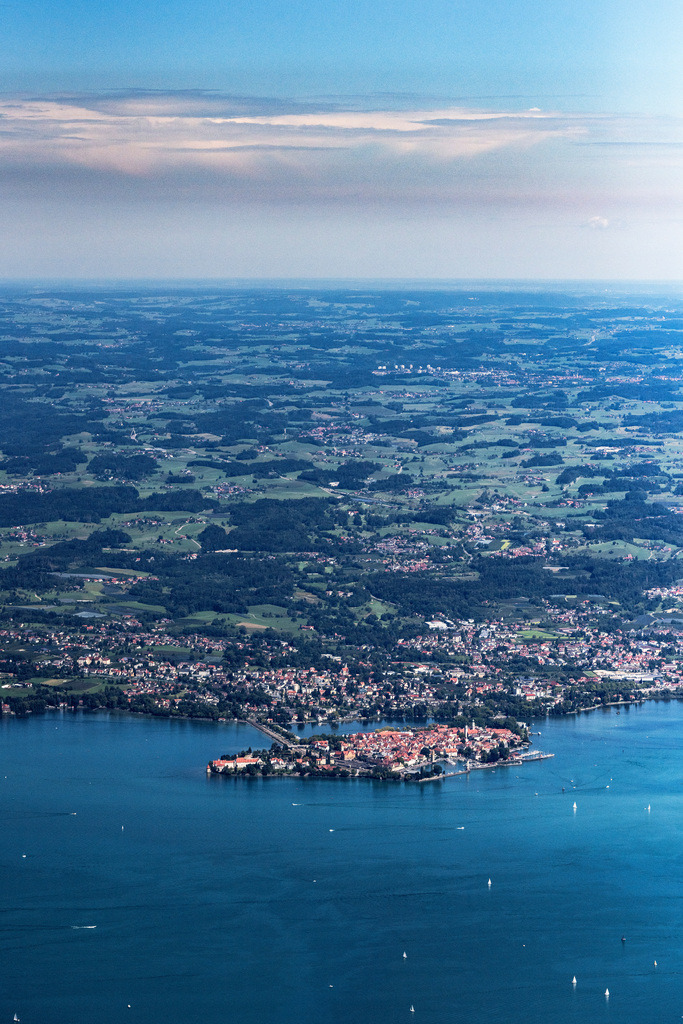 dr__0059200.jpg | LINDAU (BODENSEE) 20.08.2020 Stadtgebiet mit Außenbezirken und Innenstadtbereich in Lindau (Bodensee) im Bundesland Bayern, Deutschland. // City area with outside districts and inner city area in Lindau (Bodensee) in the state Bavaria, Germany. Foto: Daniel Reiter