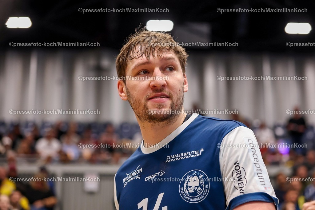 BHC16112501095 | 16.11.2025, Handball, HBL, Bergischer HC - Rhein-Neckar Löwen, Mitsubishi Electric HALLE Düsseldorf: Gerdas Babarskas (BHC #14) muss nach dem zweiten Foulspiel das Spielfeld verlassen rote Karte Platzverweis