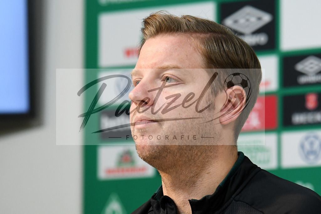 20200303_PKWBRE_0022 | Fussball, Herren: Trainer Florian Kohfeldt (SV Werder Bremen) schaut waehrend der Pressekonferenz des SV Werder Bremen im Presseraum des wohninvest Weserstadion am 03.03.2020 in Bremen, Deutschland. - Realisiert mit Pictrs.com