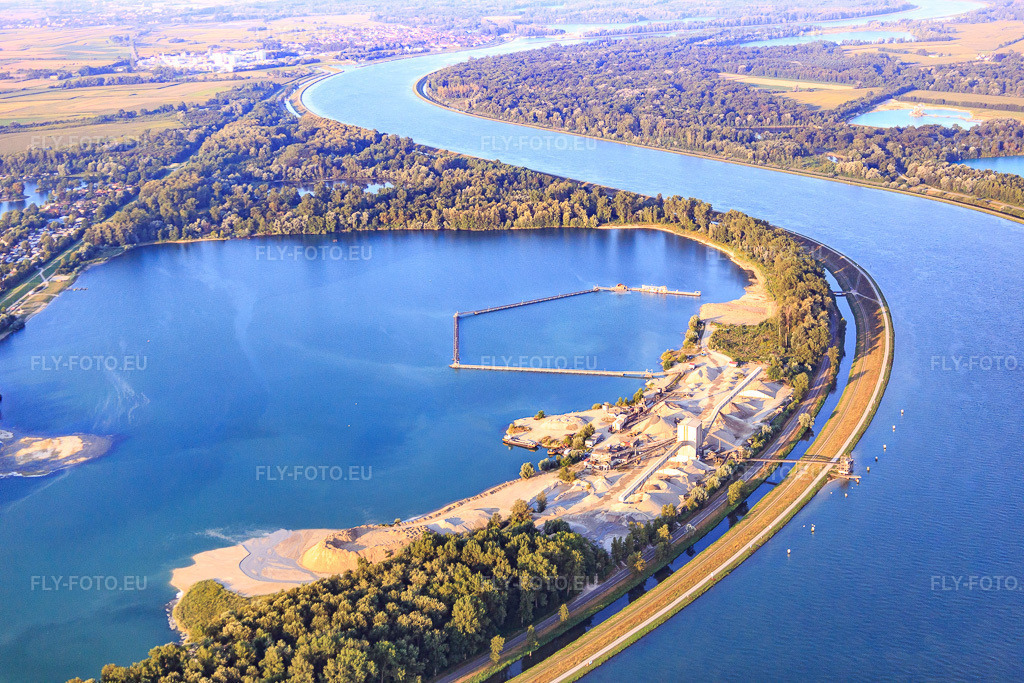 Vue aérienne: Gravelière et embarcadère sur le Rhin par Sables et Graviers Willersinn Sarl à Fort-Louis dans le département Bas Rhin, France – .Photo: IMG_093102.jpg prise le 16/08/2016 par Werner Riehm/FLY-FOTO.eu – Résolution de l'original: 5472 x 3648 px – Baustoffe & nachhaltige Lösungen | Holcim