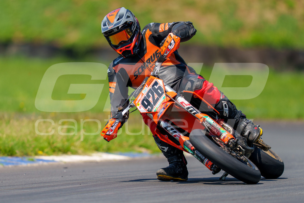 G-Cup + Supermoto Staatsmeisterschaft + Hungarian Supermoto Championship | GRIPcapture steht für authentische Sportfotografie in Österreich – für Momente, die mehr sind als Geschwindigkeit oder Ergebnis. Es geht um Emotion, Spannung, Fokus und den Augenblick, der oft nur einen Wimpernschlag dauert.Ob Motorsport, Teamsport oder 