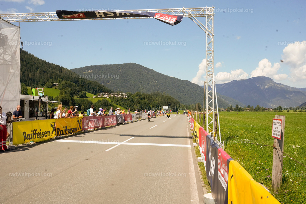 769_20230817_Bewerb_Maenner_Muehlanger | AUT - OESTERREICH, 2023-08-16: SPORT RENNRAD-FAHREN - 55. INTERNATIONALER RADWELTPOKAL IN ST. JOHANN IN TIROL  - Vintage-Radrennen mit WM-Bronze-Medaillen-Siegerin Christina Schweinberger, den Teilnehmer und Alexander Baumann (vom Orginastions-Team) - TAG 2 BEWERB MAENNER IN SECHS GRUPPEN  ; Foto: Roland Muehlanger