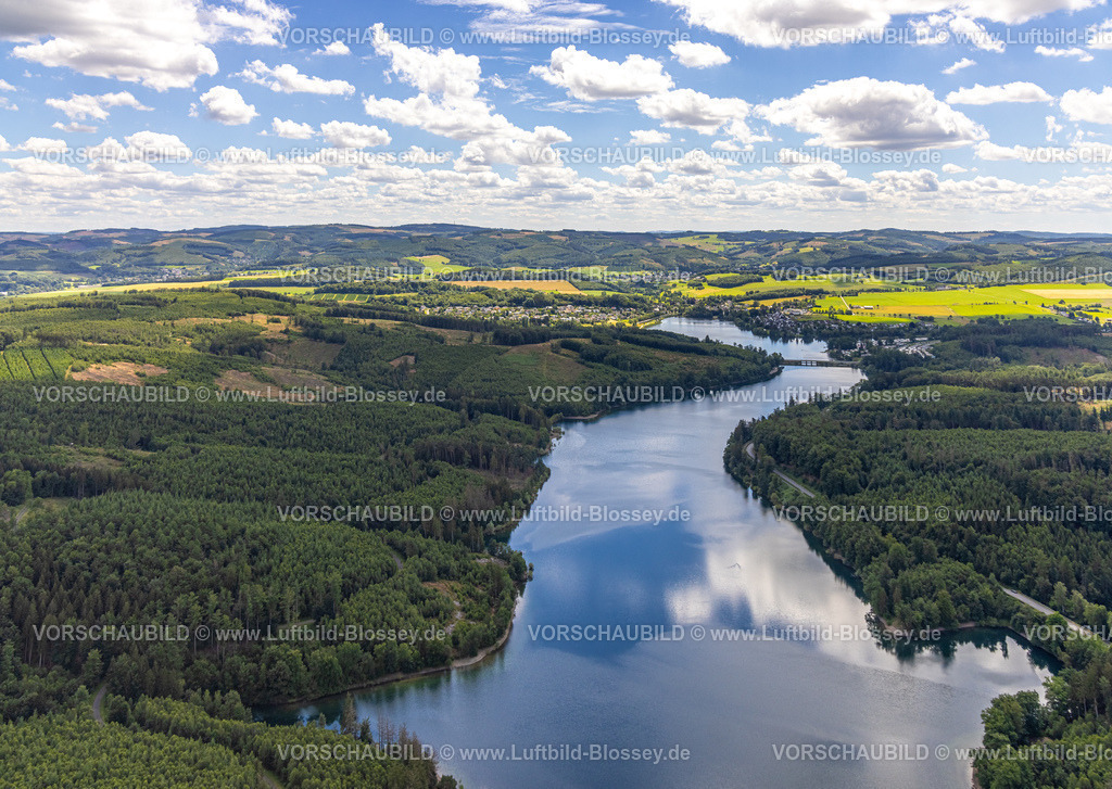 Sundern240708851 | Luftbild, Sorpesee und Vorbecken, bewaldeter Uferbereich, Blick ins Sauerland, Fernsicht und blauer Himmel mit Wolken, Amecke, Sundern, Sauerland, Nordrhein-Westfalen, Deutschland