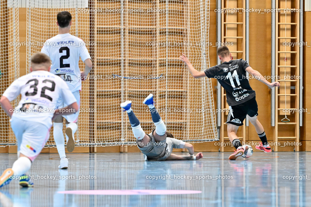 Carinthia Flamengo Futsal Club vs. FC Ljuti Krajisnici | #32 Smajl Delic Carinthia Flamengo, #2 Faris Buljubasic Carinthia Flamengo, #22 Nik Plestenjak Carinthia Flamengo, #11 Kenan Ramic FC Ljuti Krajisnici, Carinthia Flamengo Futsal Club vs. FC Ljuti Krajisnici, Carinthia Flamengo Fusal Club vs. FC Ljuti Krajisnici am 12.10.2025 in Klagenfurt (Ballspielhalle Viktring), Austria, (Photo by Bernd Stefan)