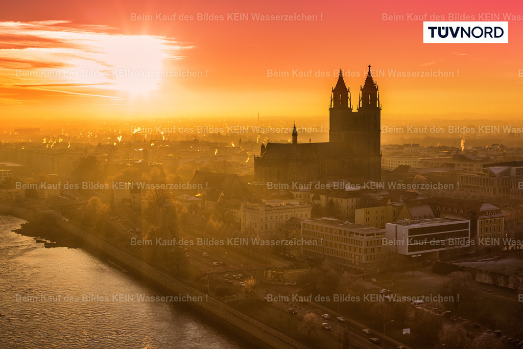 luftbild-magdeburg-dom-magdeburger-platte-steffen-lehmann-0509 | Ein Luftbild des Magdeburger Doms im warmen Licht des Sonnenuntergangs. Dieses Motiv entstand als individuelle Variante der „Magdeburger Platte®“: Auf Wunsch eines Kunden wurde dessen eigener Schriftzug direkt in das Luftbild integriert.Um das persönliche Präsent auch in kleiner Form umzusetzen, wurde dieses Motiv als Magdeburger Platte® Mini im Format 10 × 15 cm gefertigt. So konnte aus einem Luftbild von Magdeburg ein ganz individuelles Erinnerungsstück werden. - Realisiert mit Pictrs.com