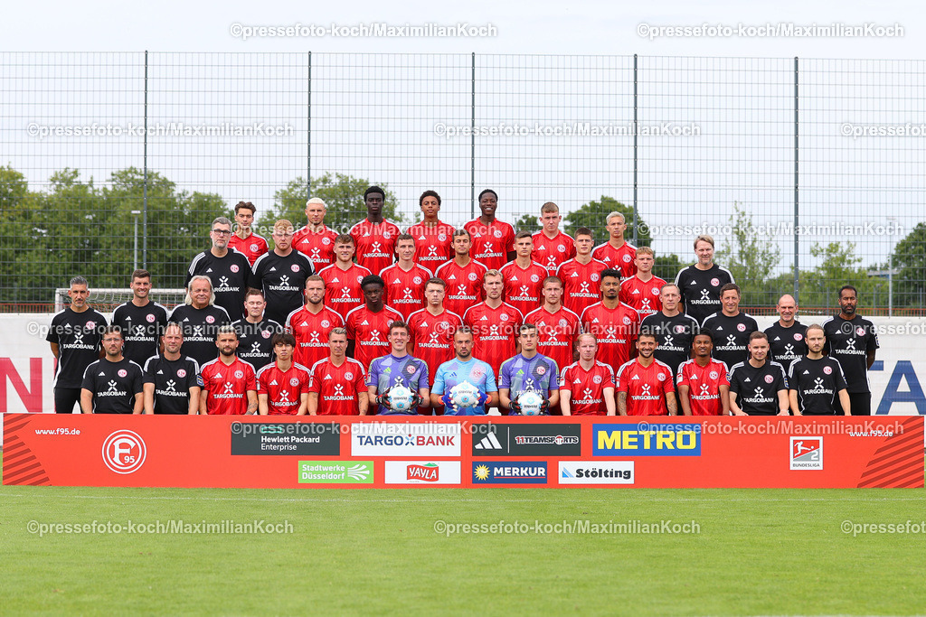Due2BL25072401002 | Fortuna Düsseldorf; 2. Bundesliga, Porträttermin 2024/2025, Mannschaftsfoto, Oben (v.li.): David Savic, Jona Niemiec, Joshua Quarshie, Sima Suso, King Manu, Isak Johannesson, Shinta Appelkamp , 2. Reihe (v.li.): Mannschaftsbetreuer Oliver Paashaus, Zeugwart Tom Wirtz, Tim Rossmann, Marcel Sobottka, Tim Oberdorf, Yannik Engelhardt, Danny Schmidt, Daniel Bunk, Teammanager Sascha Rösler, 3. Reihe (v.li.): Athletiktrainer Engin Cicem, Athletiktrainer Andreas Gross, Mannschaftsarzt Ulf Blecker, Physiotherapeut Marcel Verstappen, Andre Hoffmann, Noah Mbamba, Dzenan Pejcinovic, Vincent Vermeij, Jordy de Wijs, Emmanuel Iyoha, Torwarttrainer Christoph Semmler, Co-Trainer Jan Hoepner, Co-Trainer Manfred Stefes, Cheftrainer Daniel Thioune, unten (v.li.): Physiotherapeut Mathias Eckl, Physiotherapeut Frank Hörstmann, Nicolas Gavory, Ao Tanaka, Felix Klaus, Florian Schock, Florian Kastenmeier, Robert Kwasigroch, Dennis Jastrzembski, Matthias Zimmermann, Karim Affo, Videoanalyst Benjamin Fischer, Videoanalyst Jonas Bergerhoff ; Mannschaftsfoto, Teamfoto, Mannschaft, Team, Gruppenbild