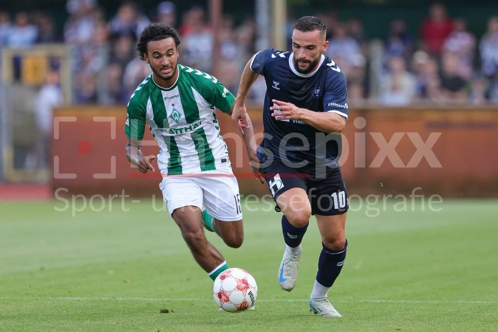 Fussball, Regionalliga Nord, SV Werder Bremen II - VfB Oldenburg | v.li.: Mario Mbassi (SV Werder Bremen II, 15) und Leon Demaj (VfB Oldenburg, 10) im Zweikampf, Duell, Dynamik, Aktion, Action, Spielszene