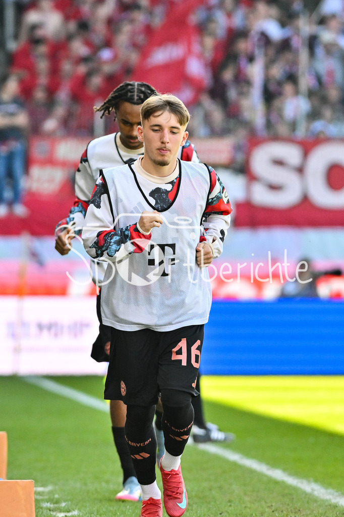 1. FC Heidenheim - FC Bayern München | im Bild Lennart KARL (FC Bayern Muenchen 46) auf dem Weg zum warmmachen / Einzelfoto / Freisteller / Bundesliga: 1. FC Heidenheim - FC Bayern Muenchen, Voith Arena am 19.04.2025