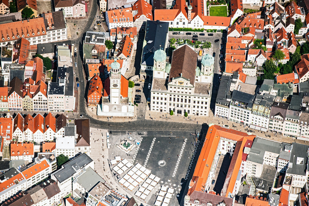 dr__0024632.jpg | AUGSBURG 17.06.2019 Platz- Ensemble Rathausplatz und Augustusbrunnen im Innenstadt- Zentrum in Augsburg im Bundesland Bayern, Deutschland. // Ensemble space Rathausplatz and Augustusbrunnen in the inner city center in Augsburg in the state Bavaria, Germany. Foto: Daniel Reiter