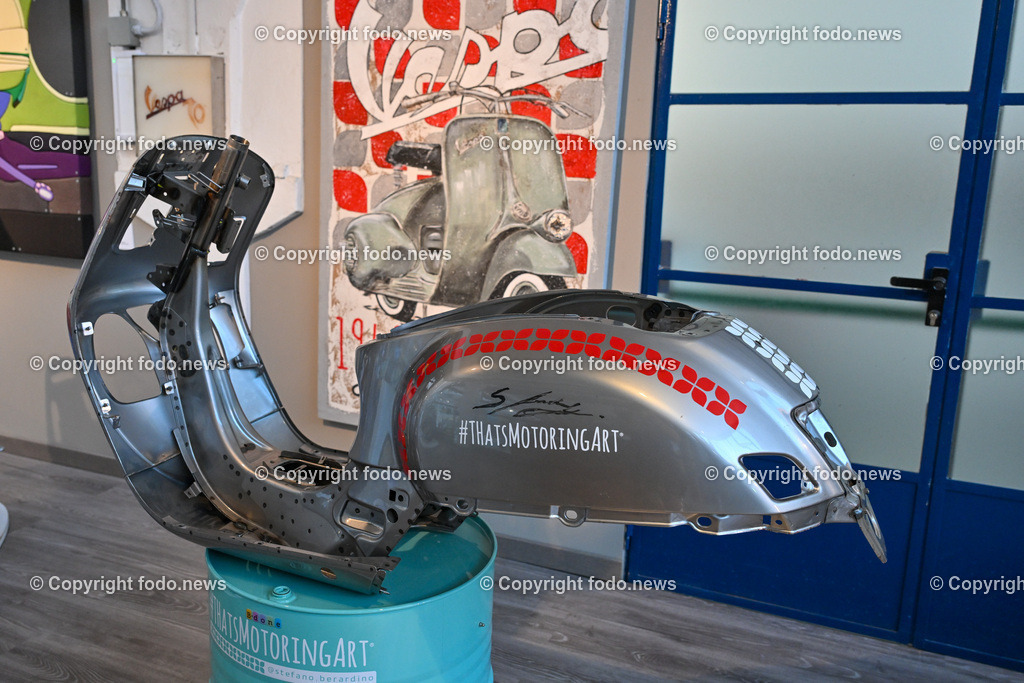 Italien_ Toskana_ Provinz Pisa_ Pontedera_ Vespa_ 29.05.2024-42 | 29.05.2024, Italien, ITA, Toskana, Pontedera im Bild Piaggio, Vespa, Museum

Piaggio ist ein italienischer Fahrzeughersteller mit Sitz in Pontedera. Das Unternehmen produziert verschiedene Mofas und Motorroller, unter anderem die Vespa, das Lastendreirad Ape sowie den Kleintransporter Porter. Zum Konzern gehören auch die Motorradmarken Aprilia, Derbi, Gilera, Laverda und Moto Guzzi. 
Quelle: Wikipedia