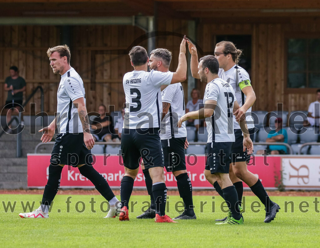 2023-07-23_047_SV_Anzing_gegen_SC_Kirchasch | Anzing, Deutschland, 23.07.2023:
Fußball, Kreisliga 2023 / 2024, Testspiel, SV Anzing gegen SC Kirchasch, Endergebnis: 5:1

Gabriel Hrase (SV Anzing, #3), Stephan Hinteregger (SV Anzing, #12), Peter Rauch (SV Anzing, #6)

Foto: Christian Riedel / fotografie-riedel.net