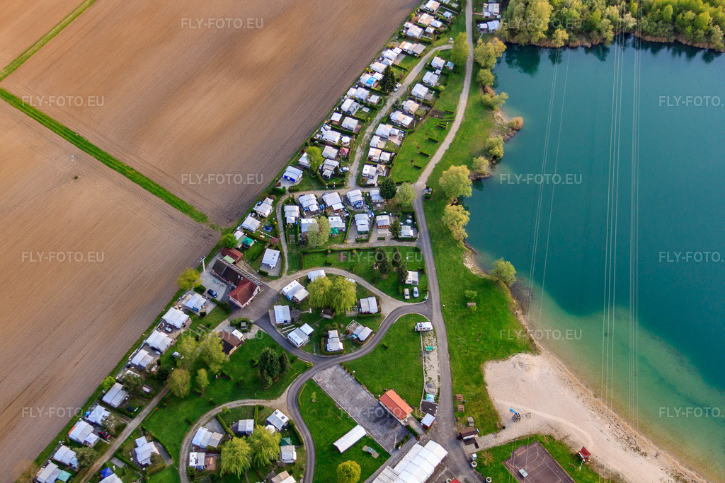 Vue aérienne: Camping Plage du Staedly à Rœschwoog dans le département Bas Rhin, France – .Photo: IMG_39473.jpg prise le 14/04/2011 par Werner Riehm/FLY-FOTO.eu – Résolution de l'original: 4752 x 3168 px – Camping du Staedly - Le Camping du Pays Rhénan
