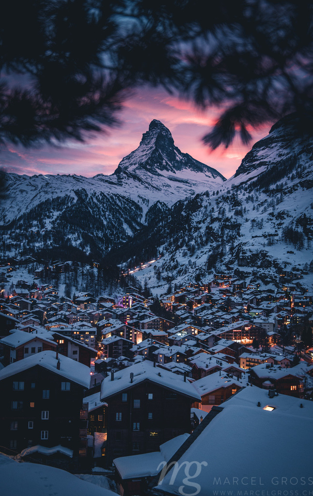 The village of Zermatt in front of the Matterhorn at a wonderful Sunset in the Swiss Alps | Die ideale Geschenkidee für Naturliebhaber. Naturbilder von Marcel Gross Photography für ihr Zuhause in den verschiedensten Formaten und Materialien. - Realisiert mit Pictrs.com