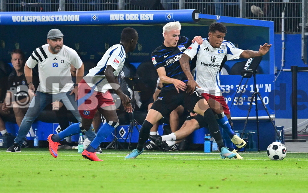 KBS Picture_HSV-HerthaBSC_048 | v.l. Dompe Jean-Luc (HSV) , Winkler Marten (Hertha BSC) , Koenigsdoerffer Ransford-Yeboah (HSV) ,Sportplatz :  Volksparkstadion, - Realisiert mit Pictrs.com