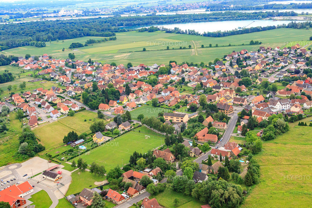 Aerial view: View of the town from the north in Dalhunden in the state Bas-Rhin, France. – Photo: IMG_28820.jpg taken on 06/14/2010 by Werner Riehm/FLY-FOTO.com – Resolution of the original: 4752 x 3168 px