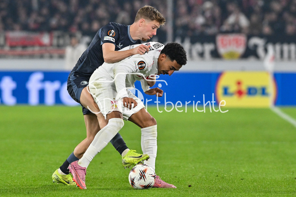 VfB Stuttgart - Feyenoord Rotterdam | STUTTGART, DEUTSCHLAND - 6. NOVEMBER: im Duell Tiago TOMAS (VfB Stuttgart 8) und Gijs SMAL (Feyenoord Rotterdam 5) beim Ligaspiel zwischen dem VfB Stuttgart und Feyenoord Rotterdam am 4. Spieltag der Europa League in der MHP-Arena am 06.11.2025