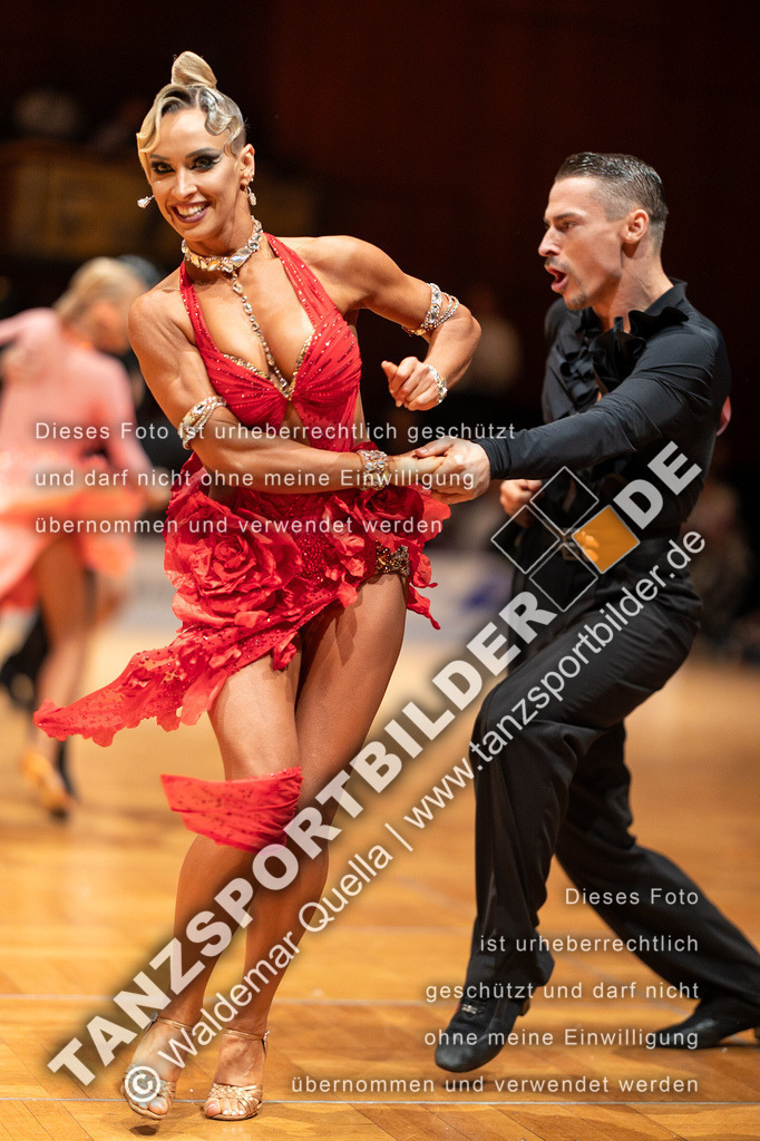 20230812-10227 | Hier finden Sie Tanz Bilder vom Latein und Standard Formationen tanzen. Sportbilder vom Tanzsport. Schöne Fotos und von Weltmeisterschaft, Europameisterschaft, Bundesliga, Regionalliga, Oberliga und Landesliga sowie von GOC Stuttgart, DanceComp, WM Bremen