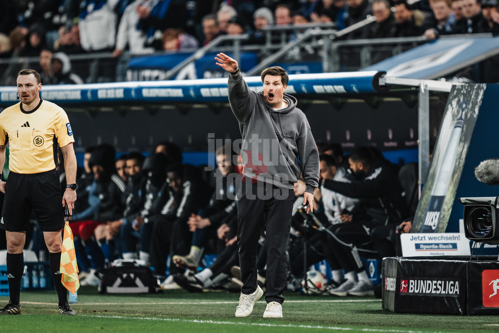 Fußball | Männer | Saison 2025/2026 | 1. Fußball-Bundesliga | 17. Spieltag | Hamburger SV vs. Bayer 04 Leverkusen | 04.03.2026 | Trainer Merlin Polzin (HSV) gibt Anweisungen