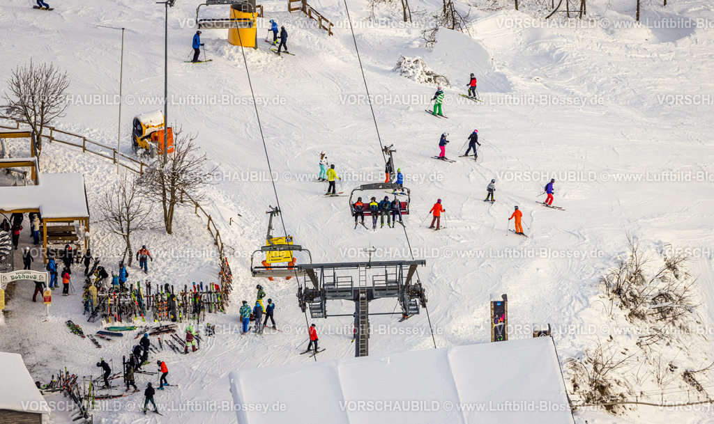 Winterberg221201277 | Luftbild Skilift und Skifahrer, Winterwunderland in Winterberg im Sauerland, am Kahlen Asten und den Skiabfahrten und dem Skilift-Karussell Winterberg, Winterberg, Sauerland, Nordrhein-Westfalen, Deutschland
