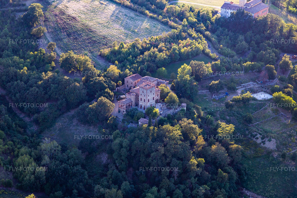 Aerial view: Castello della Torricella in Scandiano in the state Reggio Emilia, Italy.Photo: IMG_134683.jpg taken on 09/19/2022 by Werner Riehm/FLY-FOTO.comResolution of the original: 5472 x 3648 pxTurismo Reggiano - Portale turistico del comune di Reggio Emilia