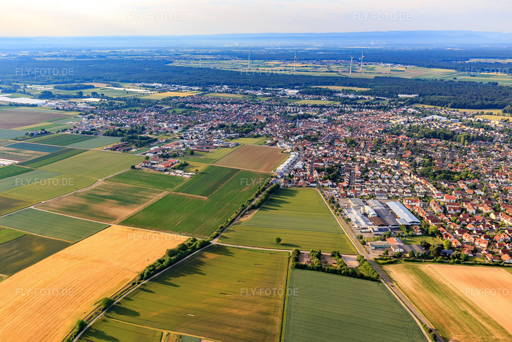 Luftbild: Stadtansicht von Norden in Herxheim bei Landau im Bundesland Rheinland-Pfalz in Deutschland. Foto: IMG_120782.jpg vom 03.06.2020 durch Werner Riehm/FLY-FOTO.de