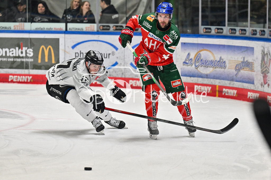 Augsburger Panther - Kölner Haie | in Duell Veli-Matti VITTASMAEKI (Koelner Haie #47) und Nolan ZAJAC (Augsburger Panther #44) / Zweikampf / DEL: Augsburger Panther - Koelner Haie, Curt Frenzel Stadion am 02.03.2025