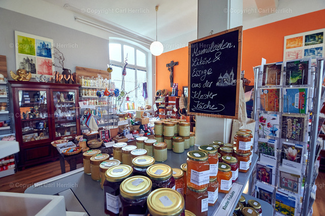 Knechtsteden/Klosterladen | High End Portraits. Einzelportrait Paarportrait Gruppenportrait Künstlerportrait Bandportzait Bühnenfotografie Fashion Lifestyle Urbanlife  - Realisiert mit Pictrs.com