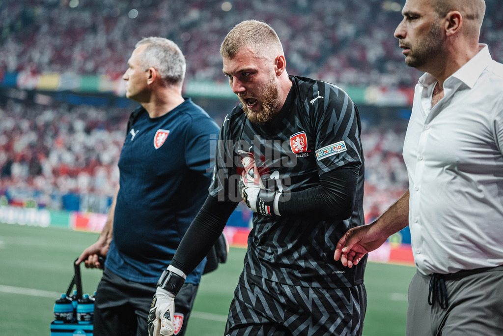 Fußball | Herren | UEFA-Fußball-Europameisterschaft 2024 | Gruppe F | Tschechien vs. Türkei | 26.06.2024 | Torwart Jindrich Stanek (#1, Tschechien) wird verletzt vom Feld geführt