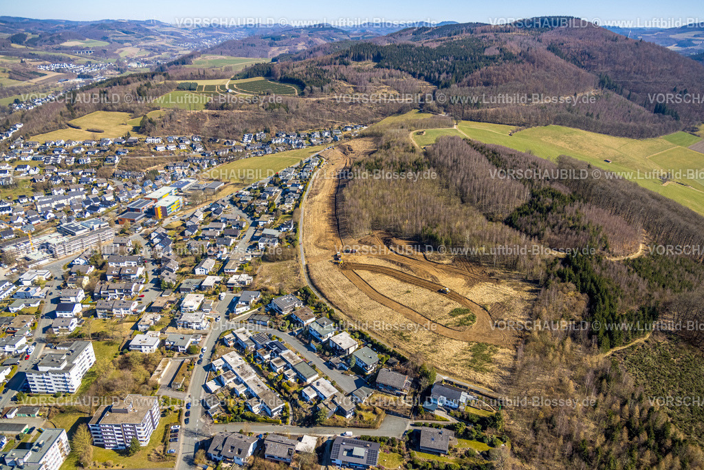 Meschede250304909 | Luftbild, Wohngebiet Schedenweg, Baustraße am Wald für geplantes Neubaugebiet, Waldgebiet und Hügellandschaft, Meschede-Stadt, Meschede, Sauerland, Nordrhein-Westfalen, Deutschland