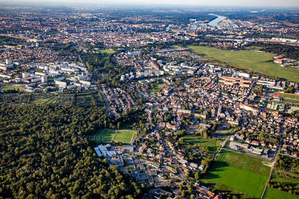 Vue aérienne: FC Stockfeld Colombes à le quartier Stockfeld Ouest in Straßburg dans le département Bas Rhin, France. Photo: IMG_137856.jpg prise le 18/08/2023 par Werner Riehm/FLY-FOTO.eu – Résolution de l'original: 5472 x 3648 px