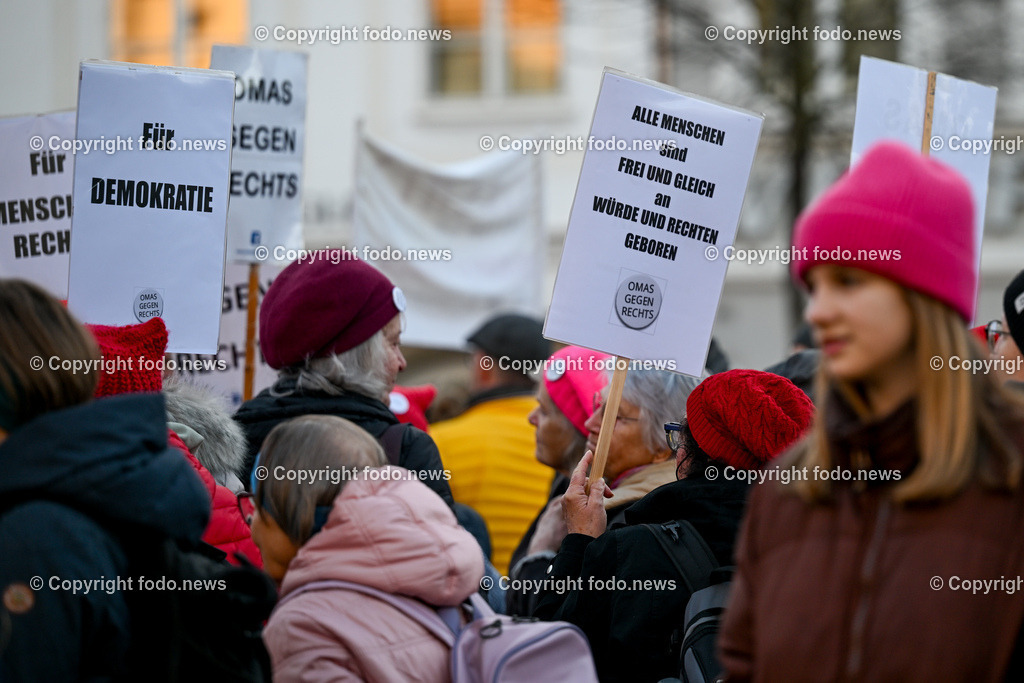 Demonstration gegen rechts in Linz Hauptplatz_ 25.02.2024-4 | 25.02.2024, Stadt Linz, AUT, Demonstration gegen rechts in Linz Hauptplatz, im Bild Kundgebungsteilnehmer, Menschen, Teilnehmer