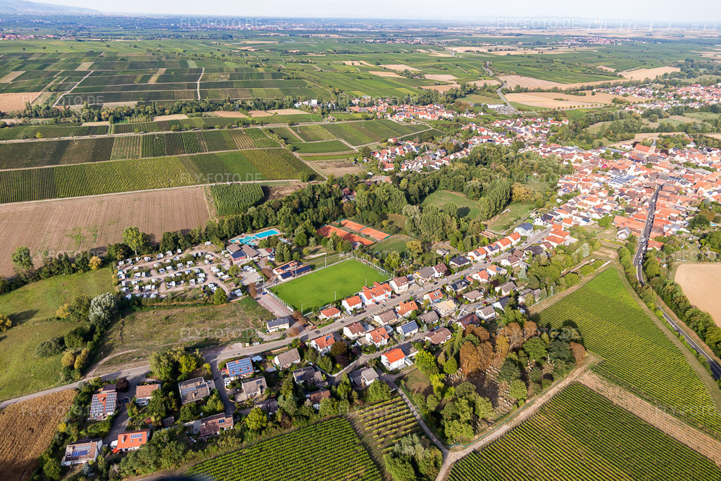 Luftbild: Freibad und Campingplatz im Klingbachtal im Ortsteil Klingen in Heuchelheim-Klingen im Bundesland Rheinland-Pfalz in Deutschland. Foto: IMG_111729.jpg vom 16.09.2018 durch Werner Riehm/FLY-FOTO.de